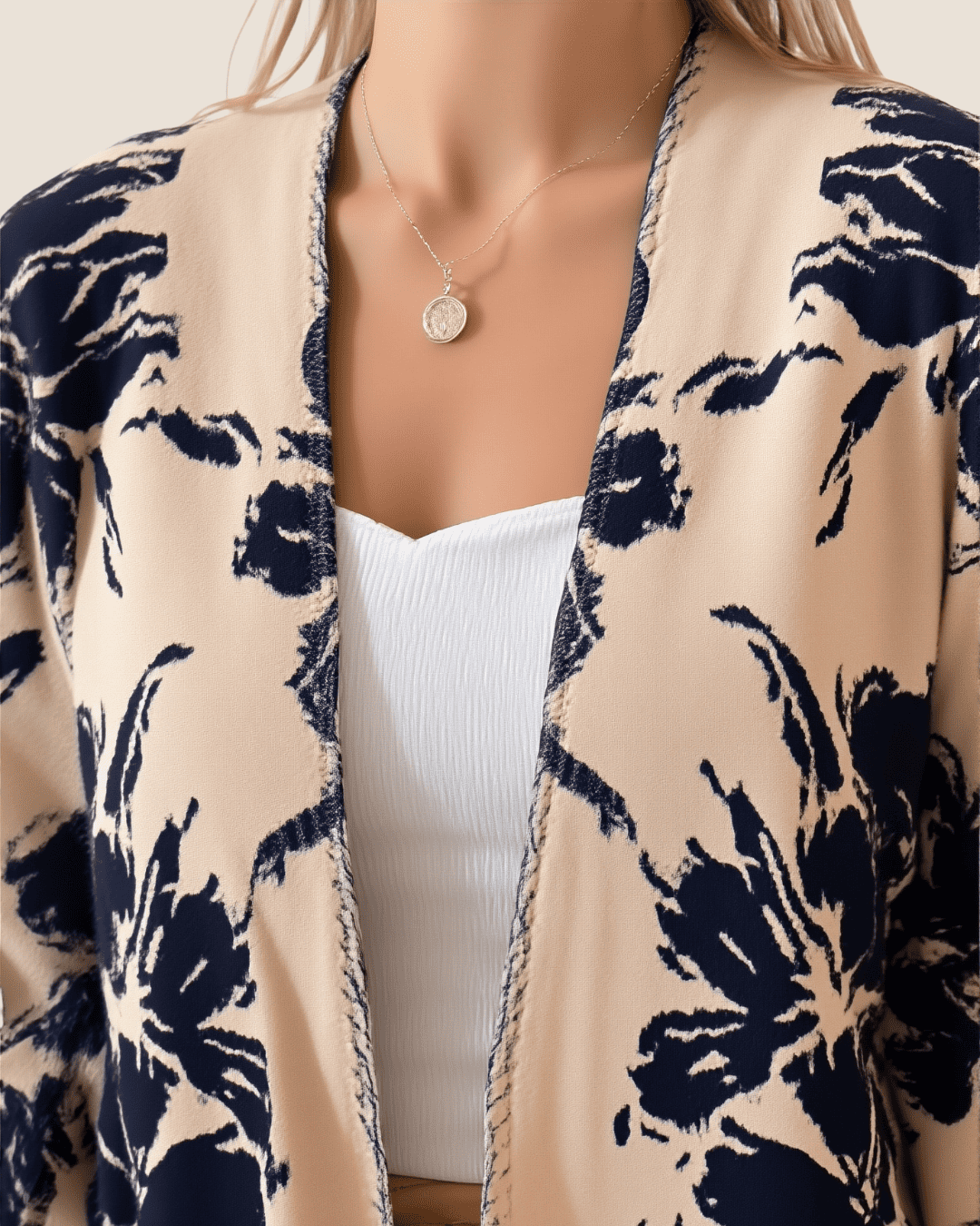 Poncho floral crema