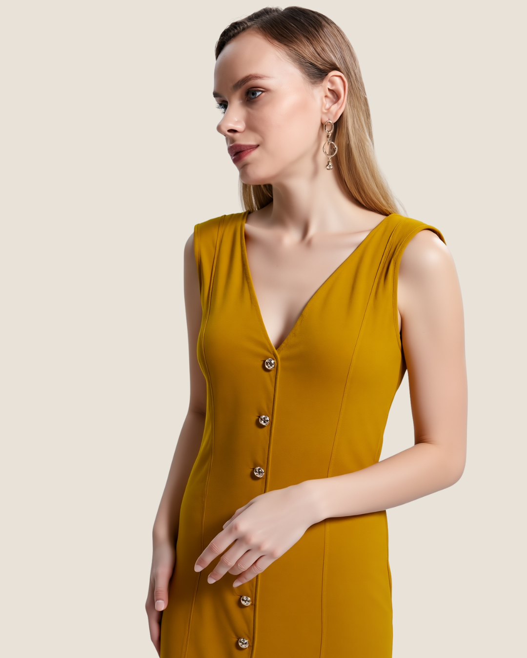 Vestido con escote en V mostaza