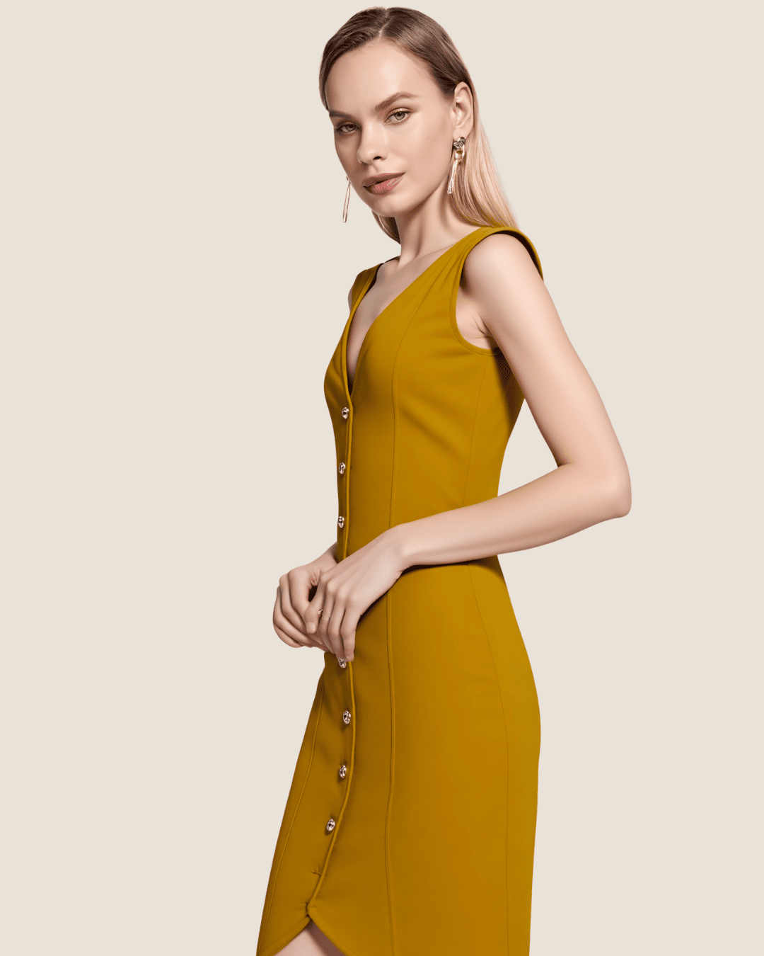 Vestido con escote en V mostaza