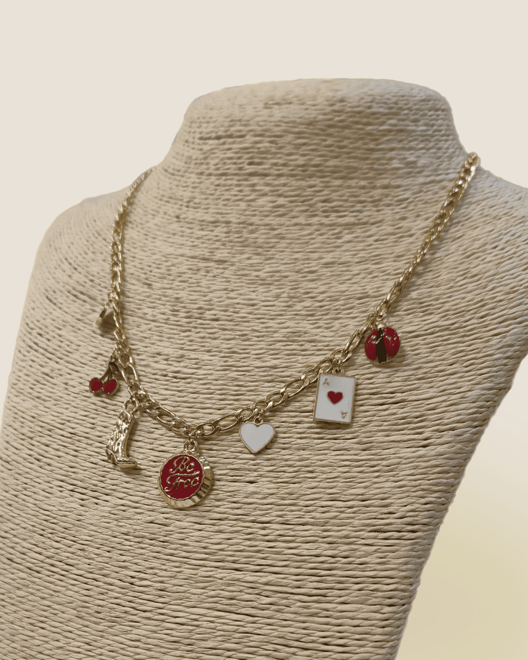 Collar de cadena con dijes