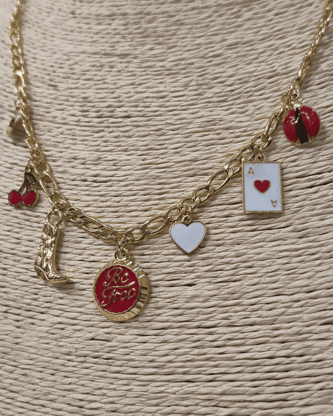 Collar de cadena con dijes