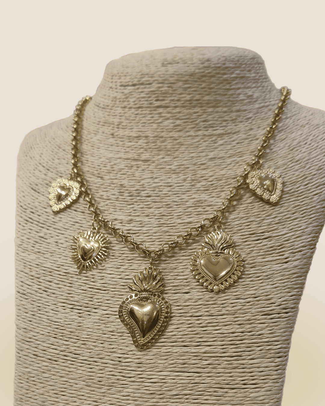 Collar dorado estilo gótico de corazones