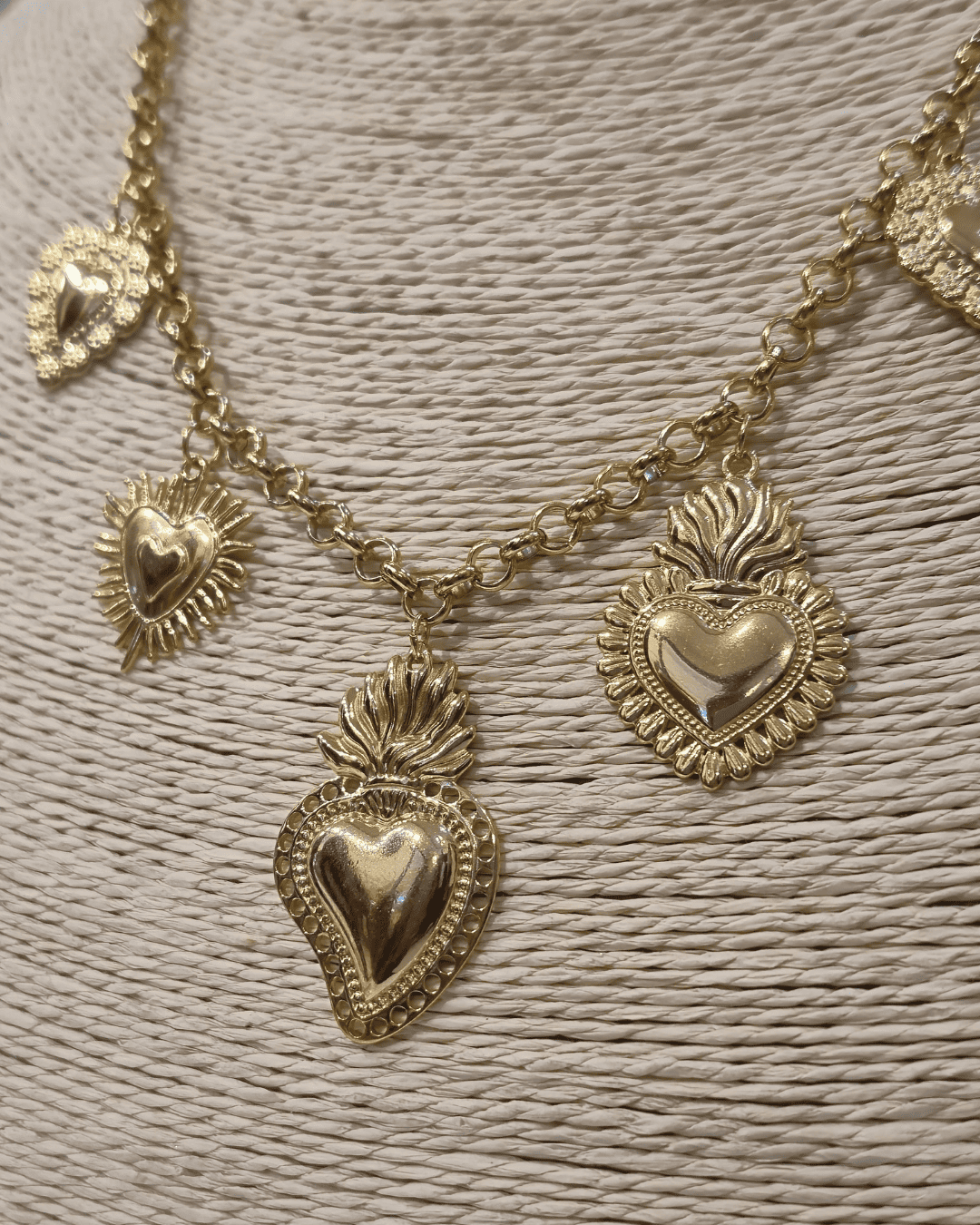 Collar dorado estilo gótico de corazones