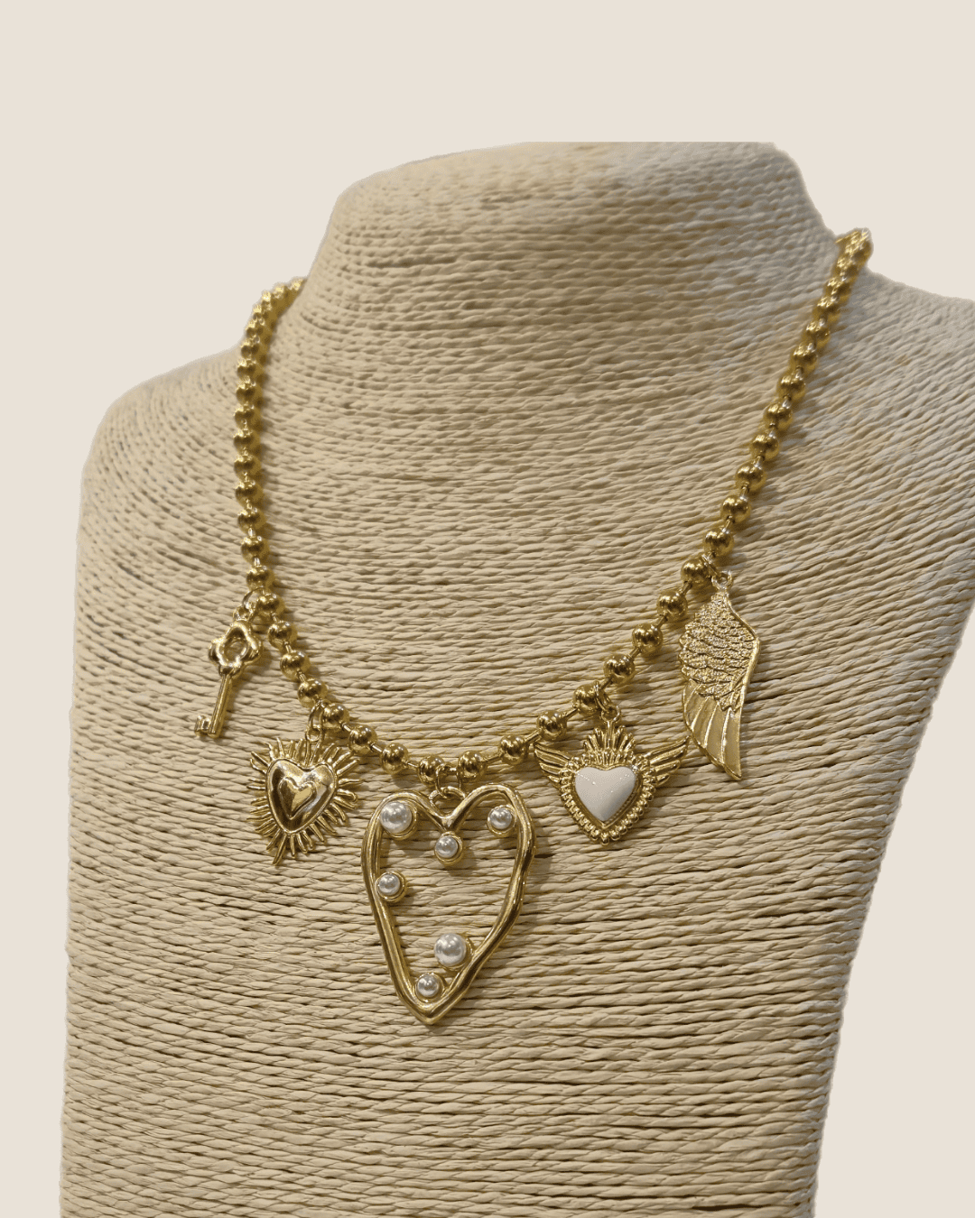 Collar de cuentas con charms