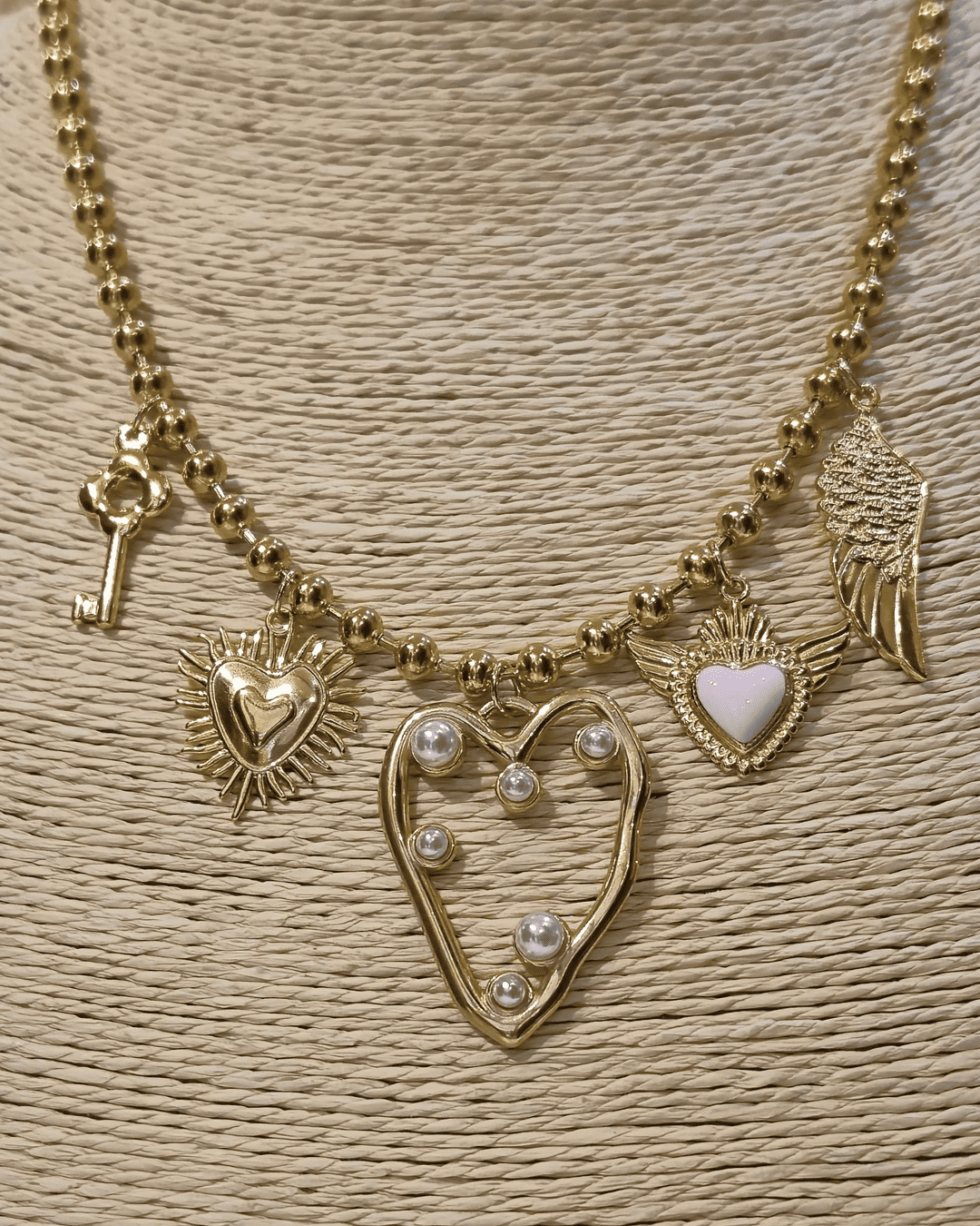 Collar de cuentas con charms