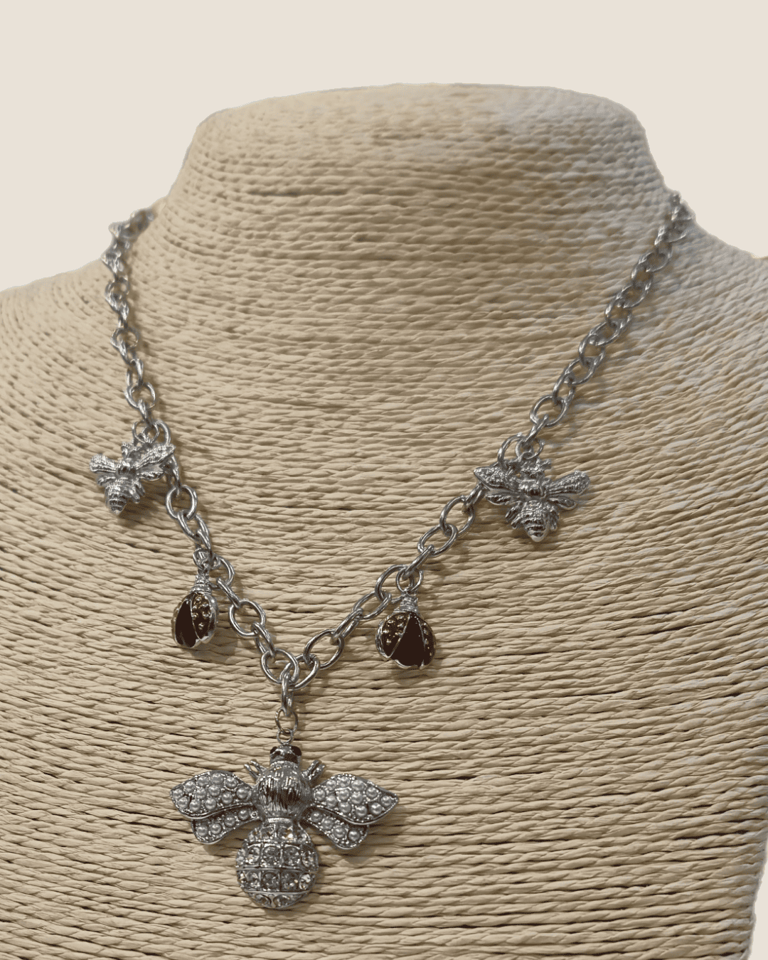 Cadena con charms de abejas y mariquitas