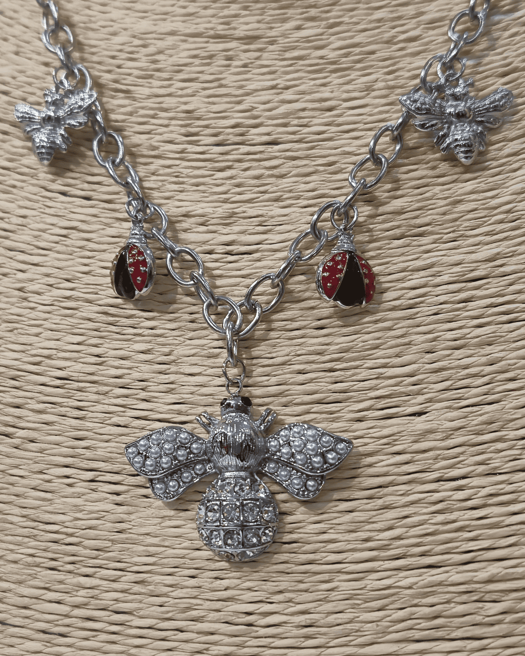 Cadena con charms de abejas y mariquitas