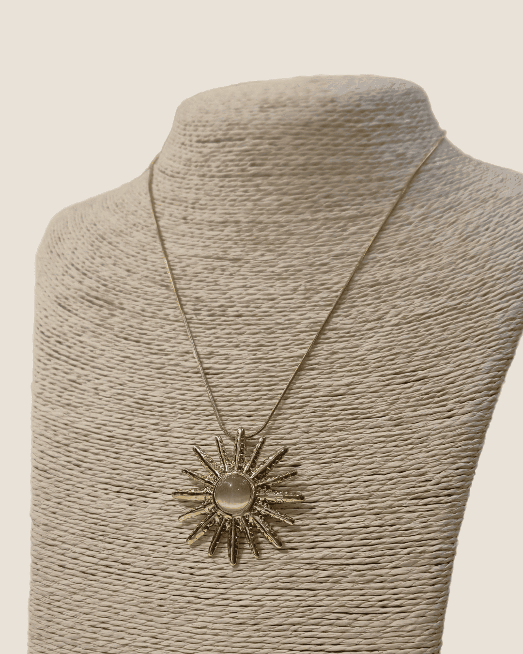 Collar con colgante de sol