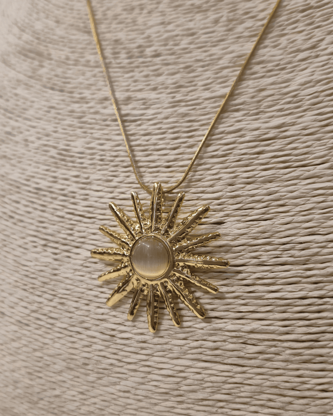 Collar con colgante de sol