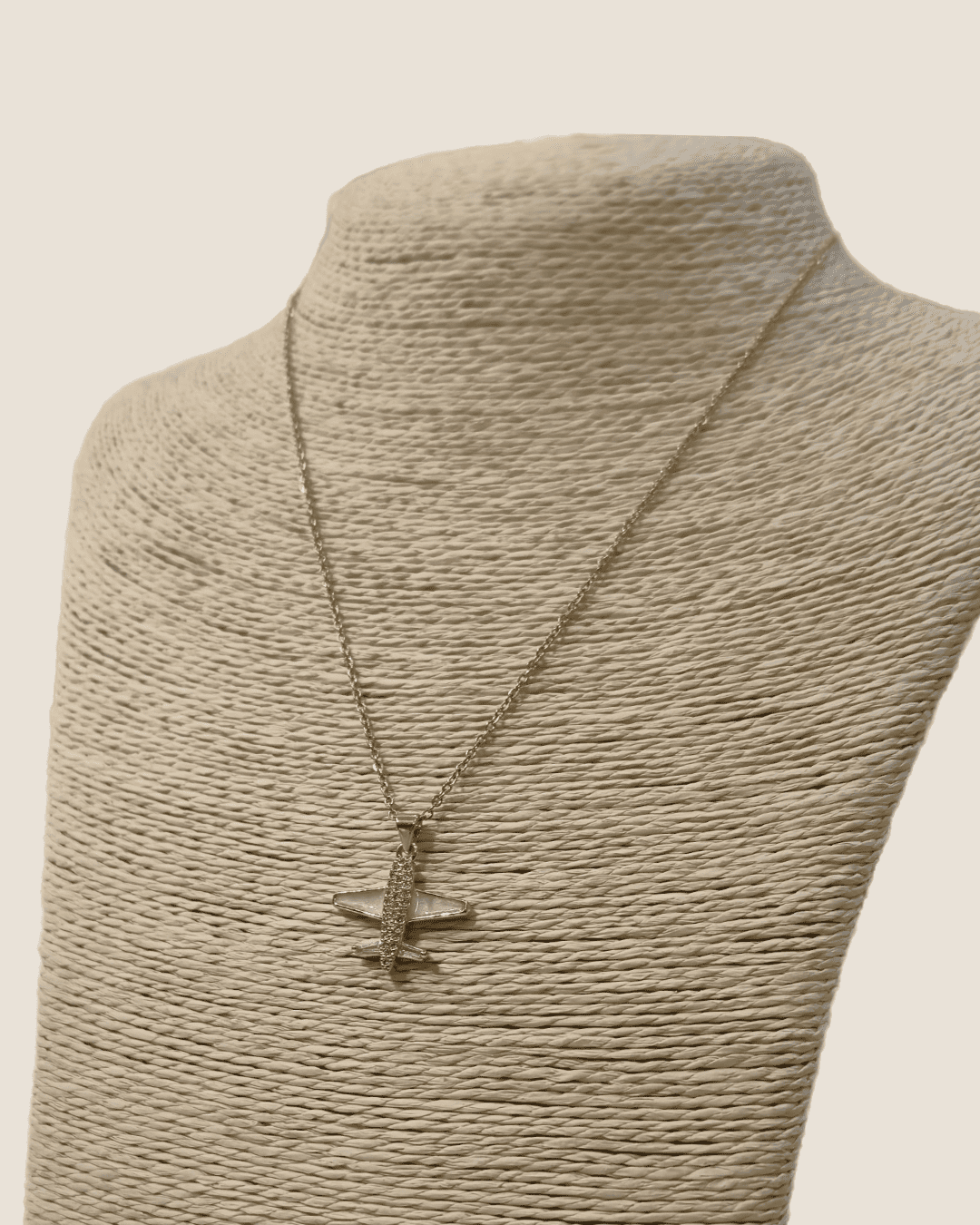 Collar con colgante de avión