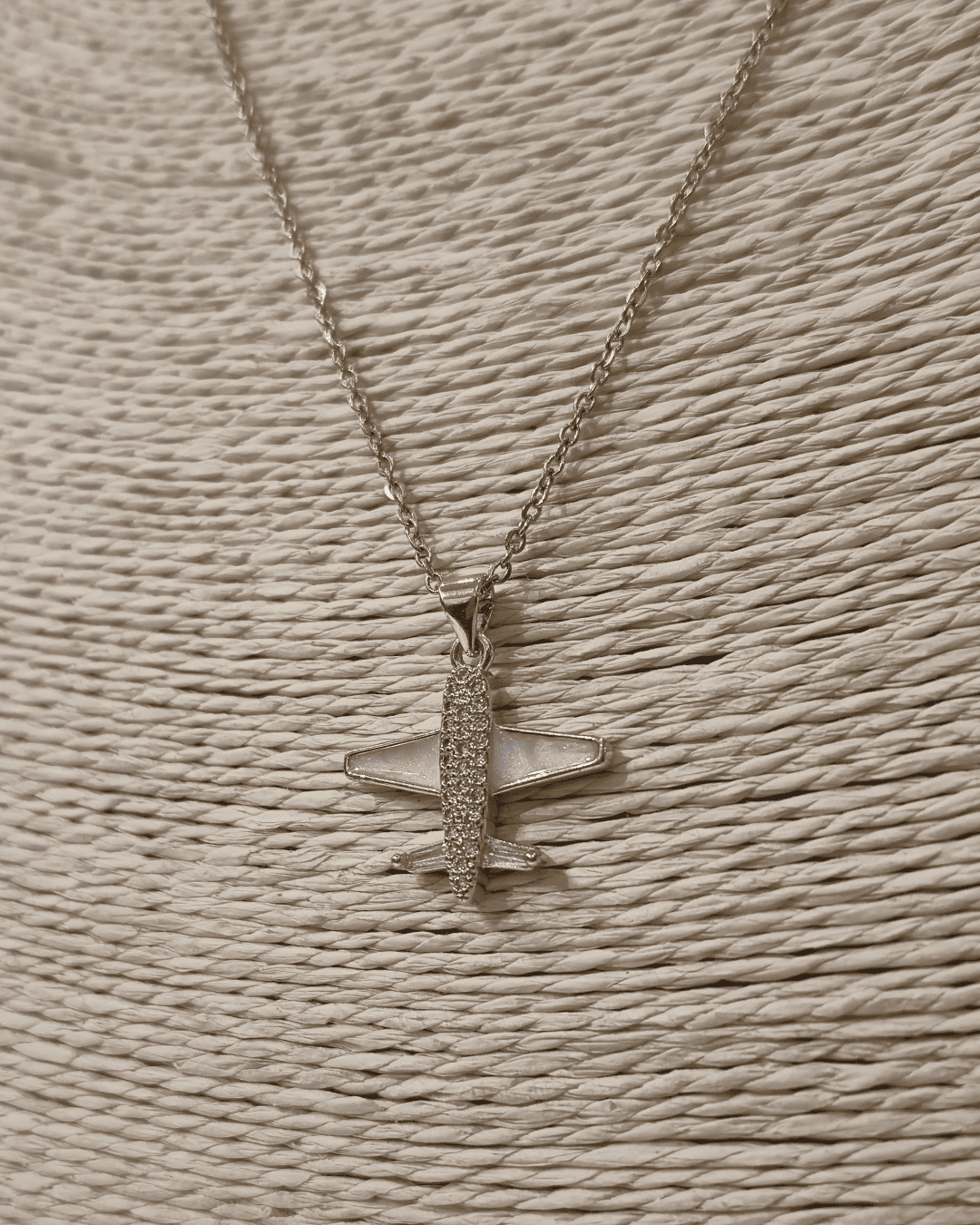 Collar con colgante de avión