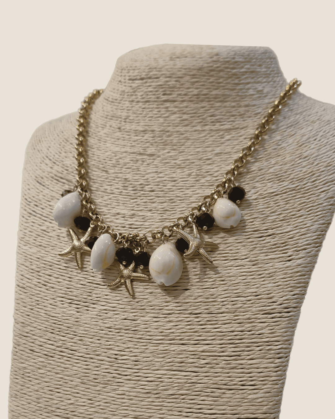 Collar de dijes de playa