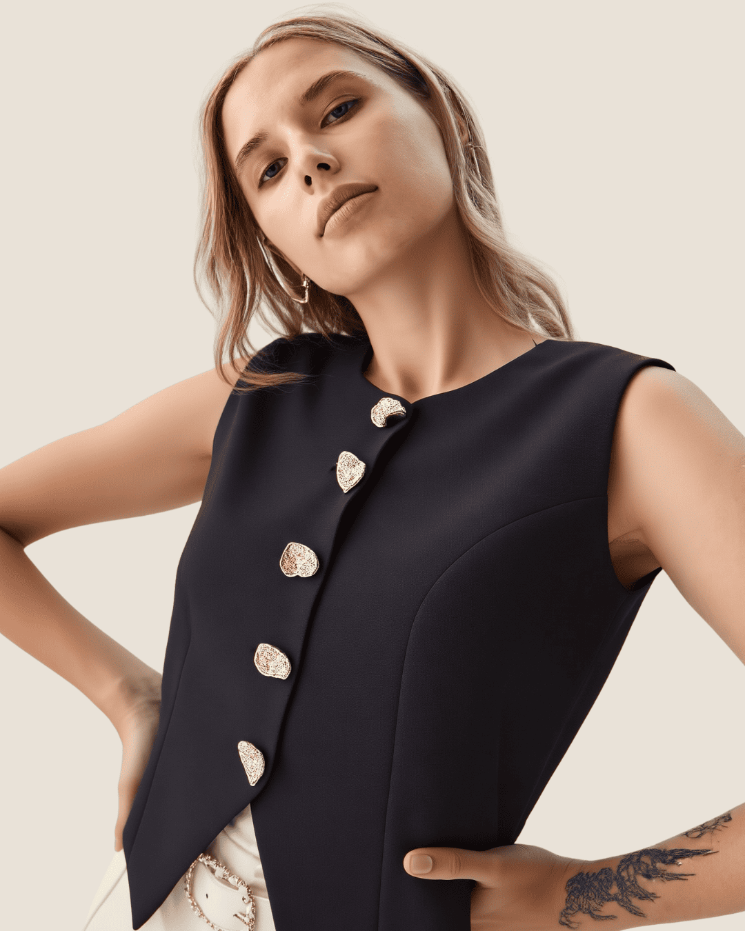 Chaleco de botones dorados