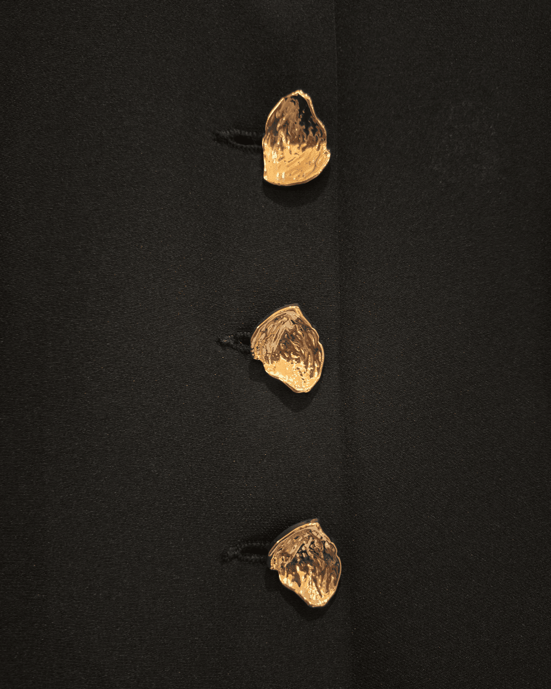 Chaleco de botones dorados