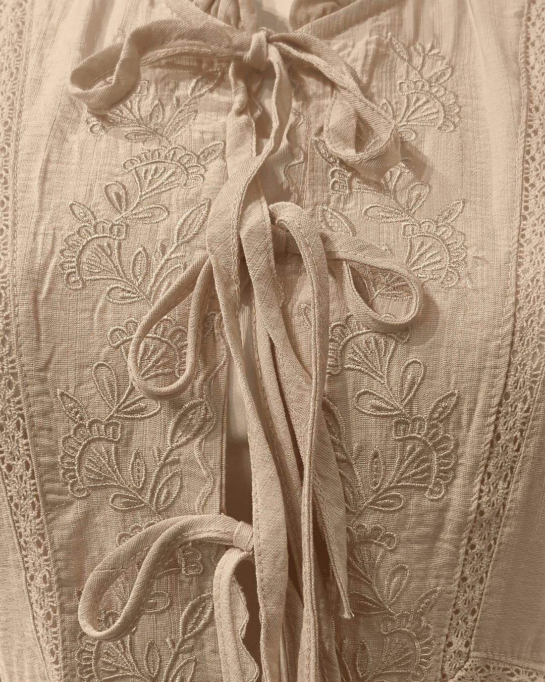 Blusa sin mangas con lazos frontales