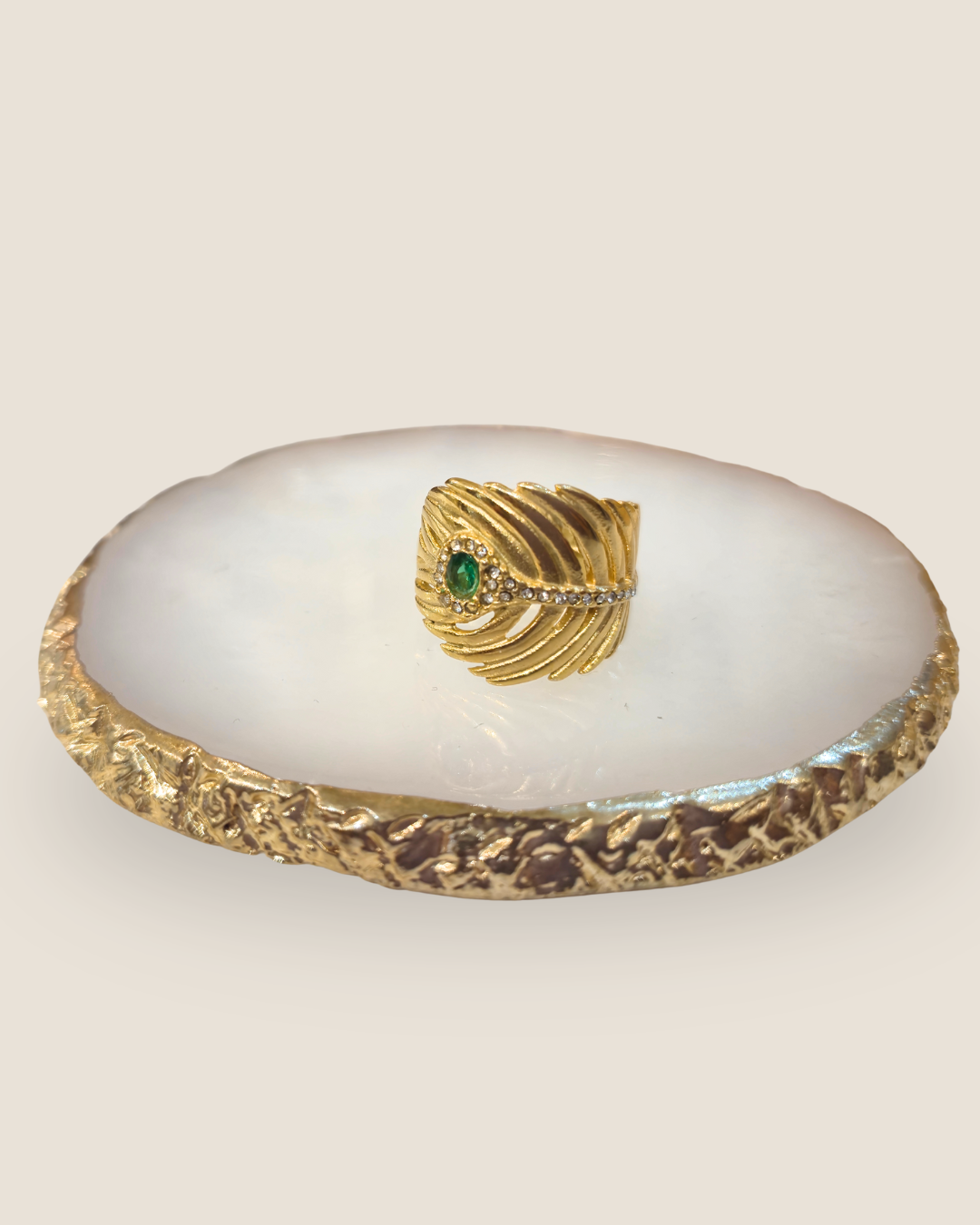 Anillo dorado de plumas