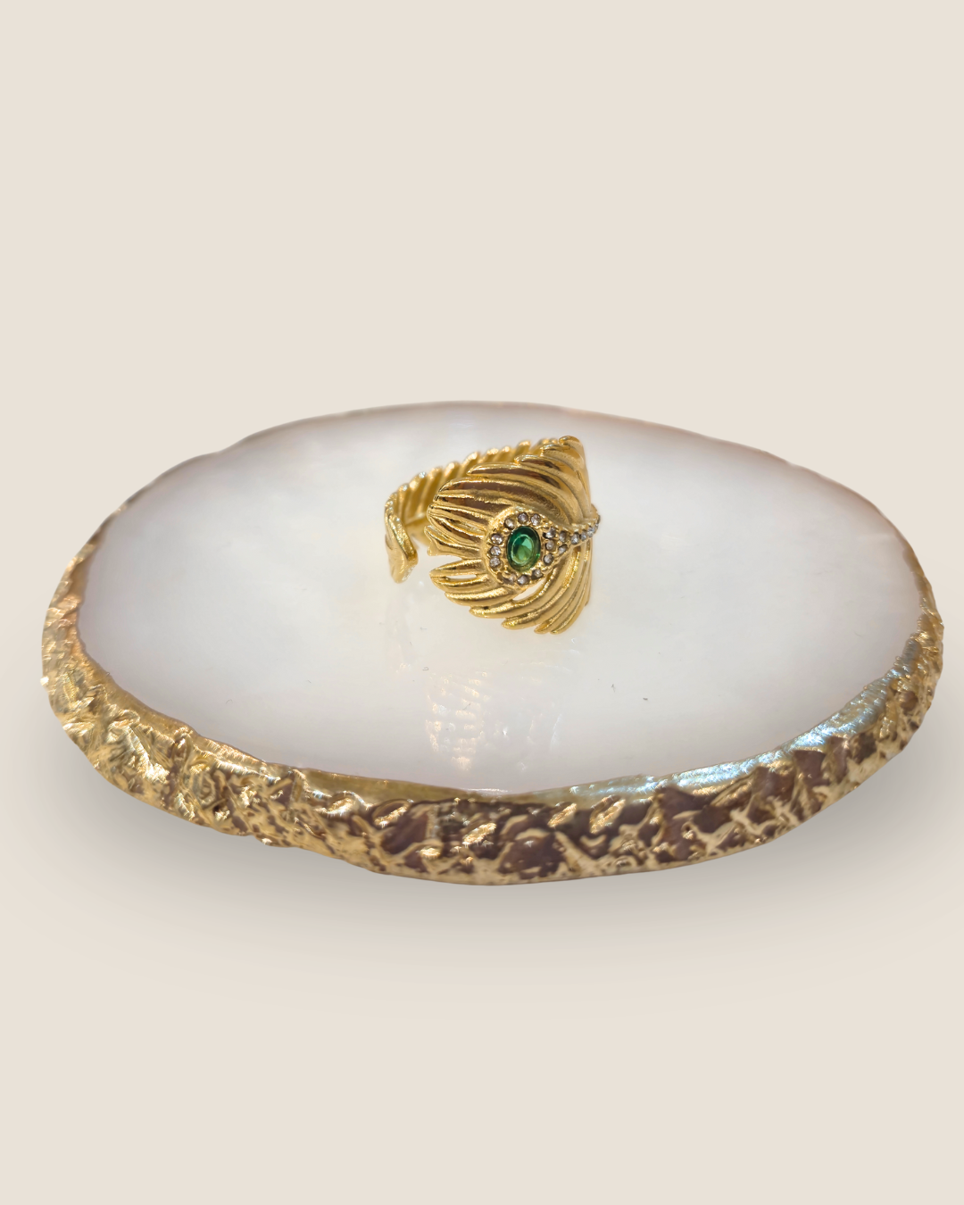 Anillo dorado de plumas