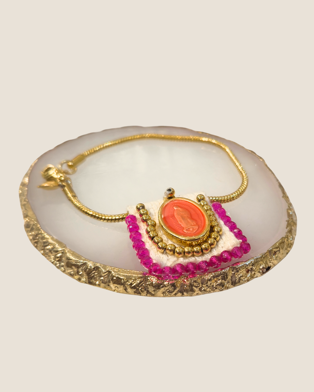 Pulsera fucsia con diseño de virgen Maria