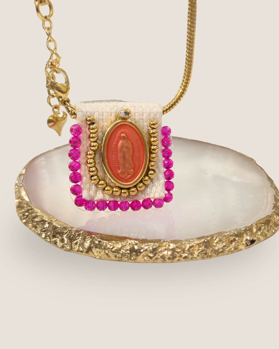 Pulsera fucsia con diseño de virgen Maria